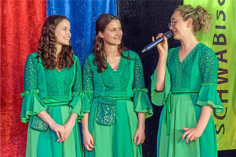 2023 war Michelle Fuchs (Mikrofon) Schwäbische Waldfee, im vergangenen Jahr übernahmen die Zwillinge Mya und Lea Schuler das Zepter. Foto: Stefan Bossow