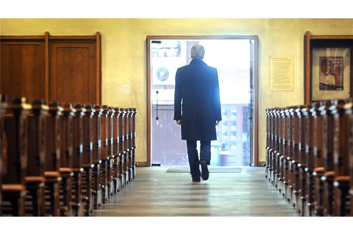 Kirchen haben 2024 mehr als eine Million Mitglieder verloren 2023 waren insgesamt noch 38,9 Millionen Menschen Mitglied einer der beiden großen Kirchen.