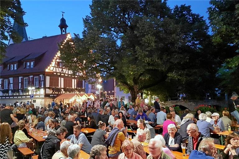 2023 wurde der Tälestreff noch vor der schönen Rathauskulisse veranstaltet. Dieses Jahr spielt sich die Feier zwischen Marktplatz und Kelterweg ab. Foto: Thomas Geffken