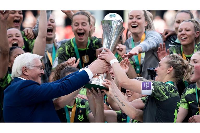 2024 nach dem Finale gegen Bayern durfte Alexandra Popp den DFB-Pokal in die Höhe stemmen - und diesmal? (Archivbild)