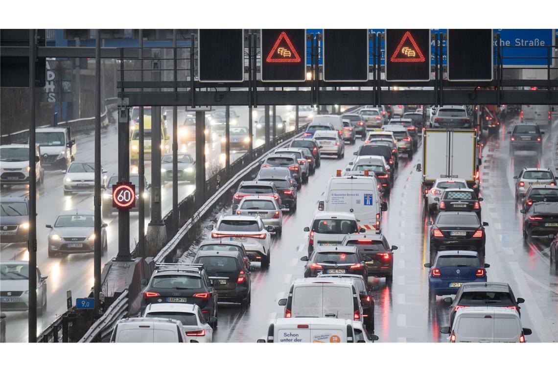 Autobesitzer fahren zum ersten Mal seit 2018 wieder mehr 2024 waren die Menschen in Deutschland wieder mehr mit dem Auto unterwegs. (Archivbild).