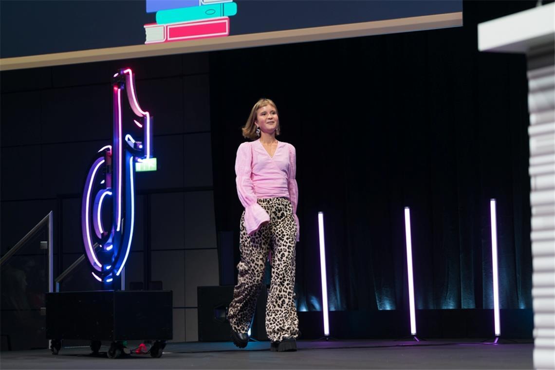 TikTok Book Awards 2025: Diese Bücher stehen auf der Shortlist 2024 wurde "22 Bahnen" von Caroline Wahl der "BookTok Bestseller des Jahres".