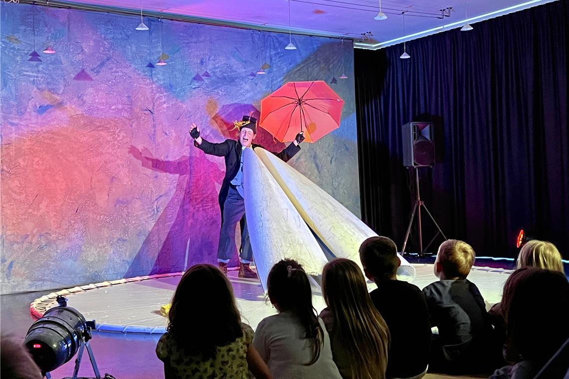 2025 hat das Theater Patati-Patata aus Reutlingen die Kinder mit „Der dickste Pinguin vom Pol“ in seinen Bann gezogen. Fotos: Stadt Backnang