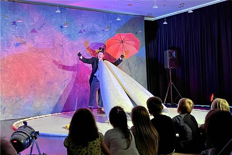 2025 hat das Theater Patati-Patata aus Reutlingen die Kinder mit „Der dickste Pinguin vom Pol“ in seinen Bann gezogen. Fotos: Stadt Backnang