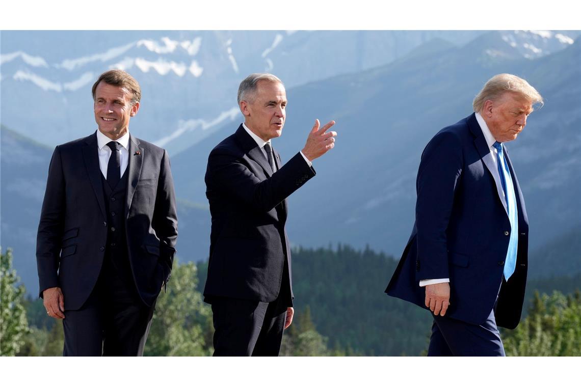 2025 war Kanadas Premierminister Mark Carney (Mitte) Gastgeber des G7-Gipfels, in diesem Jahr wird Frankreichs Präsident Emmanuel Macron (l) US-Präsident Donald Trump (r) und die anderen G7-Chefs empfangen. (Archivbild)