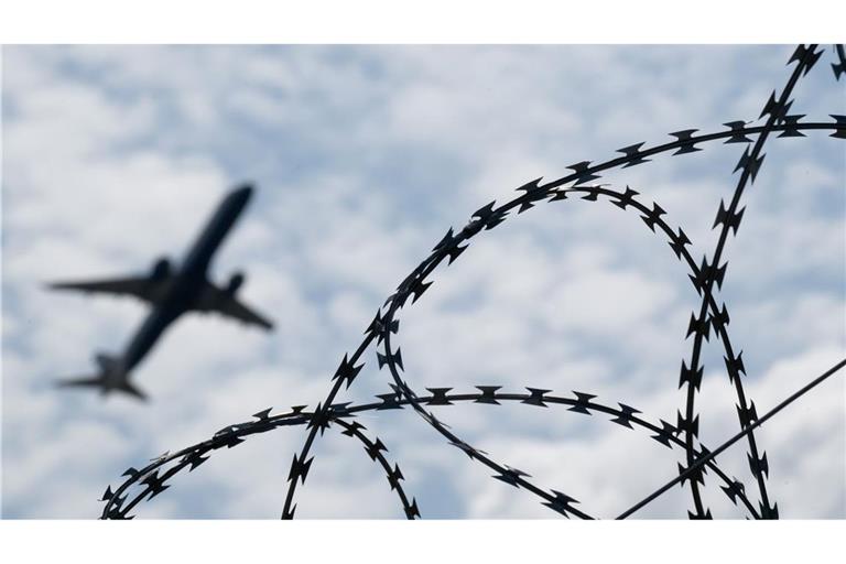 2025 wurden so viele Straftäter wie noch nie aus Baden-Württemberg abgeschoben. (Symbolbild)