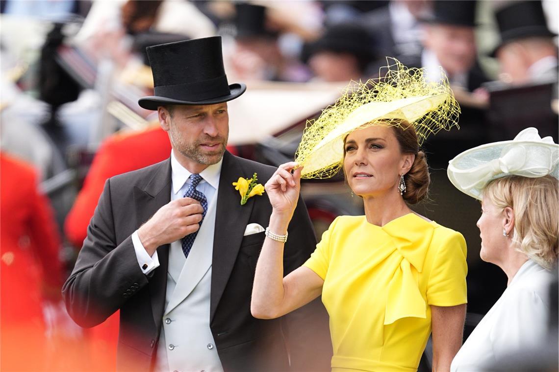 2026: Kate, die Prinzessin von Wales, trägt am zweiten Tag des Royal Ascot auf der Pferderennbahn von Ascot in Berkshire einen gelben Hut zu einem gelben Kostüm, während William (l), der Prinz von Wales, gelbe Blumen am Jacket und einen Zylinder auf dem Kopf hat.