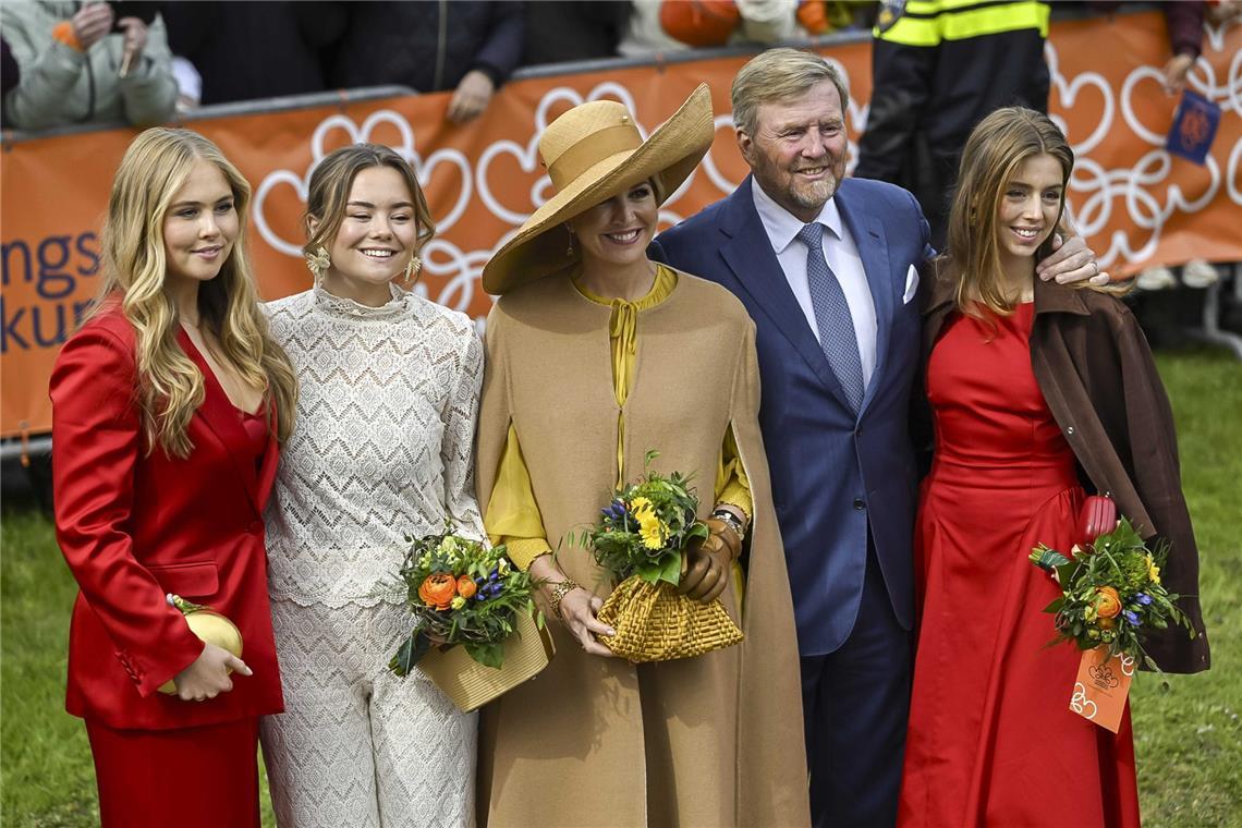 2026: Prinzessin Amalia (l-r), Prinzessin Ariane, Königin Máxima, König Willem-Alexander und Prinzessin Alexia posieren bei den Feierlichkeiten zum Königstag für ein Foto. Der König feiert seinen 59. Geburtstag mit seiner Familie in der friesischen Stadt.