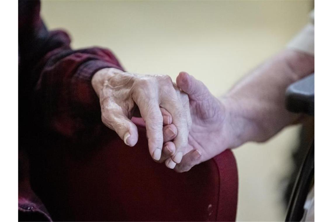 Verdreifachung weltweiter Demenzfälle bis 2050 2050 könnten rund 153 Millionen Menschen mit Demenz leben. Zurückzuführen sei das vor allem auf Wachstum und Alterung der Bevölkerung. Foto: Christoph Soeder/dpa