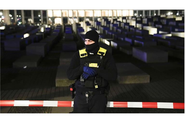 21. Februar 2025: Ein Polizist bewacht das abgesperrte Holocaust-Mahnmal in Berlin, nachdem ein Mann in der Gedenkstätte angegriffen und schwer verletzt wurde.