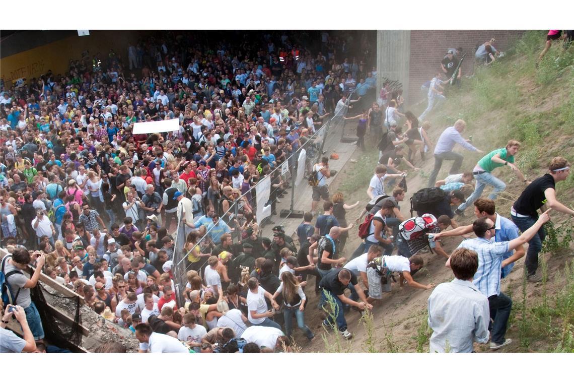 Duisburg sucht neuen Umgang mit der Loveparade-Katastrophe 21 Menschen starben in dem Gedränge am einzigen Ein- und Ausgang zur Loveparade, mehr als 500 wurden verletzt. (Archivbild)