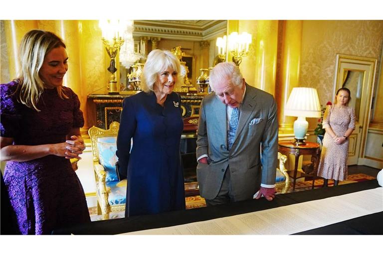 21 Meter lang und rund 11.600 handgeschriebene Wörter: Fast genau ein Jahr nach ihrer Krönung haben König Charles III. und seine Frau Königin Camilla das offizielle Protokoll der Zeremonie erhalten.