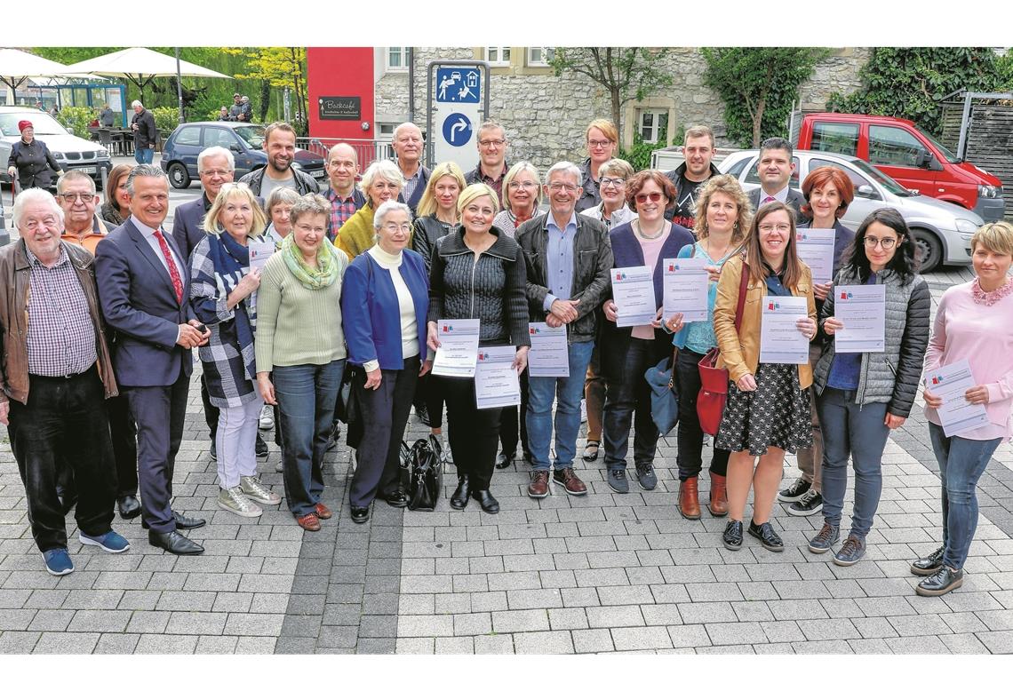 Neues Siegel für Seniorenfreundlichkeit 23 der 46 ausgezeichneten Einzelhändler und Dienstleister haben sich Siegel und Urkunde bei der Verleihung im Seniorenbüro persönlich abgeholt. Fotos: A. Becher