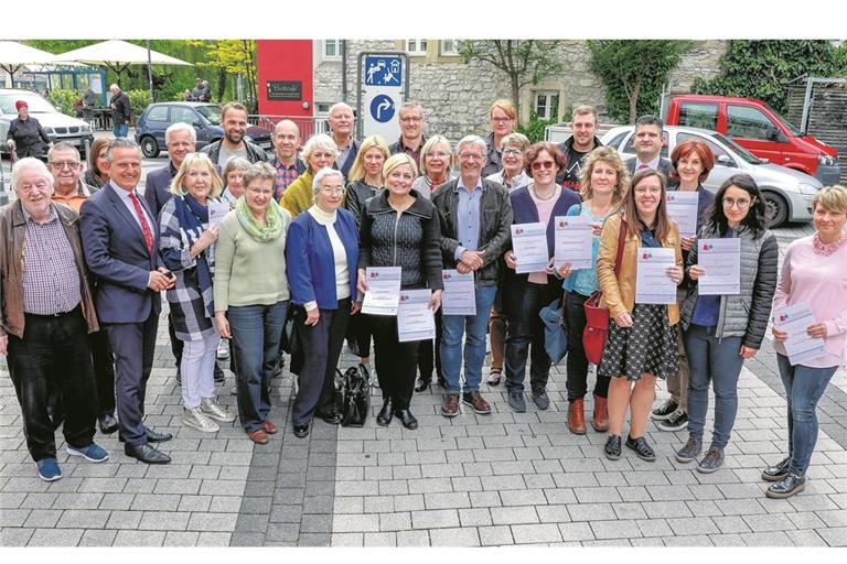 23 der 46 ausgezeichneten Einzelhändler und Dienstleister haben sich Siegel und Urkunde bei der Verleihung im Seniorenbüro persönlich abgeholt. Fotos: A. Becher