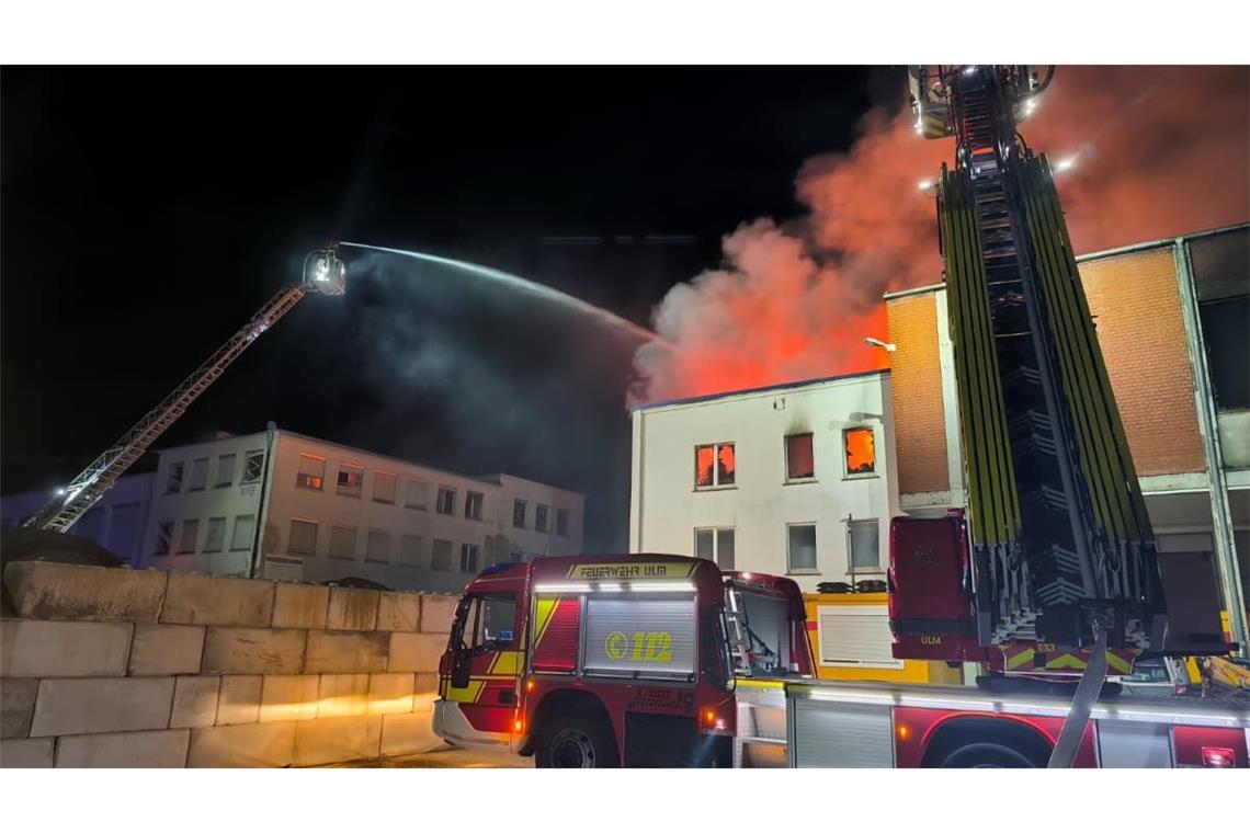 23.17 Uhr: Die Feuerwehr kämpft immer noch gegen die Flammen. Jetzt in einem Anbau neben der Halle, in der das Feuer ausgebrochen ist.