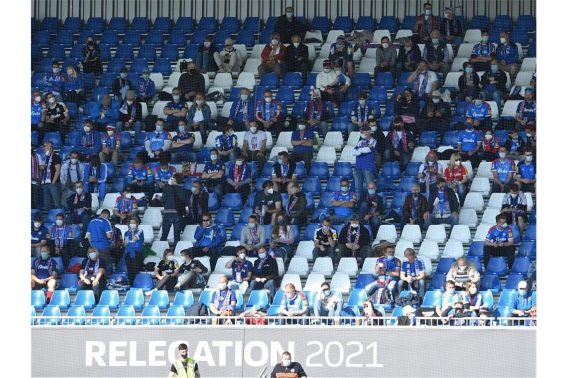 Rettung und Bierdusche: Funkel hält Köln in der Bundesliga 2350 Zuschauer waren im Kieler Stadion zugelassen. Foto: Carmen Jaspersen/dpa