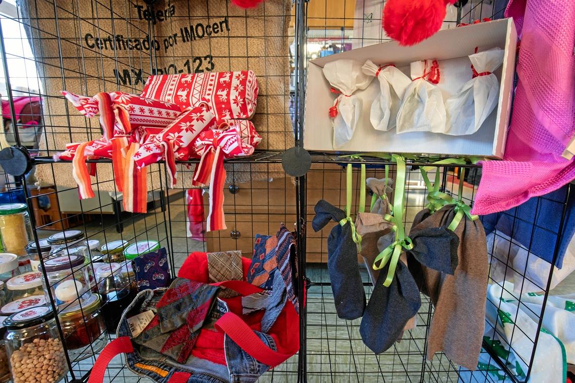 Überraschungen in Gläsern und Tüten 24 gebrauchte und wieder gefüllte Gläser schickt das Prima-Klima-Team auf die Reise (im Bild links unten). Aber auch aus alten Krawatten, Strumpfhosen, umwickelten Klopapierrollen oder Butterbrottüten lassen sich prima Kalender für den Advent gestalten. Fotos: A. Becher