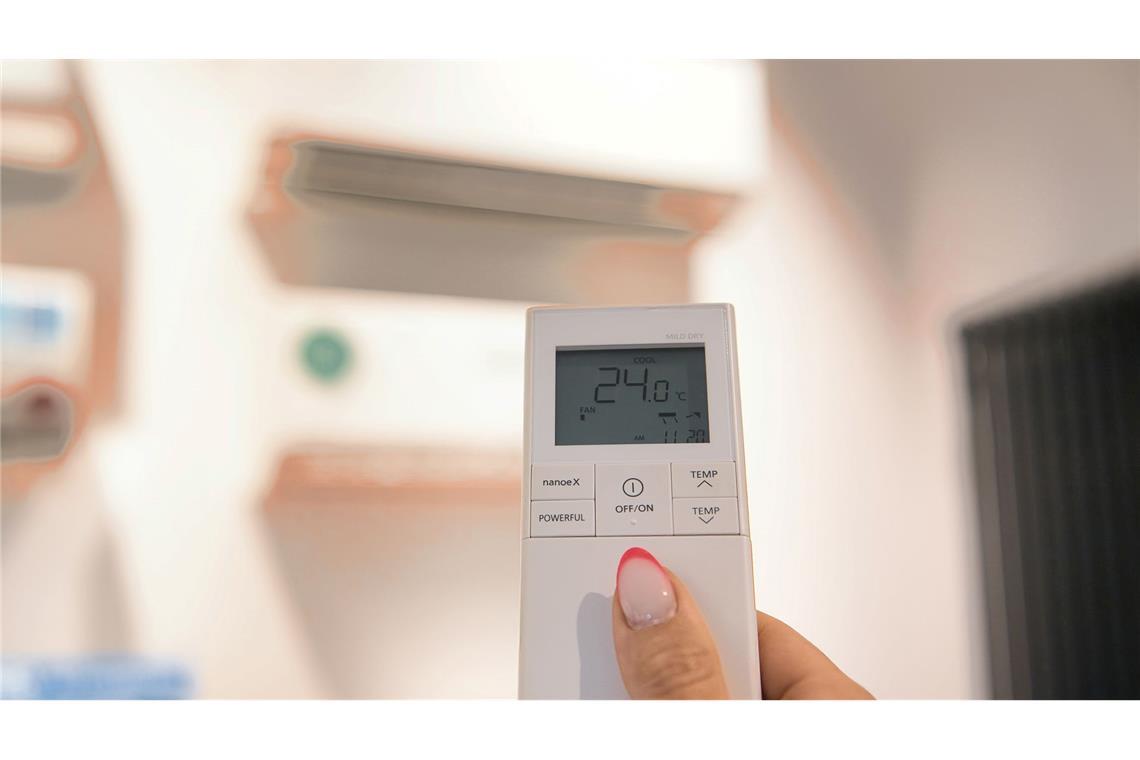 Skepsis gegenüber Klimaanlagen - typisch deutsch? 24 Grad: Mithilfe einer Fernbedienung wird die Temperatur einer Klimaanlage im Showroom einer Berliner Firma reguliert.