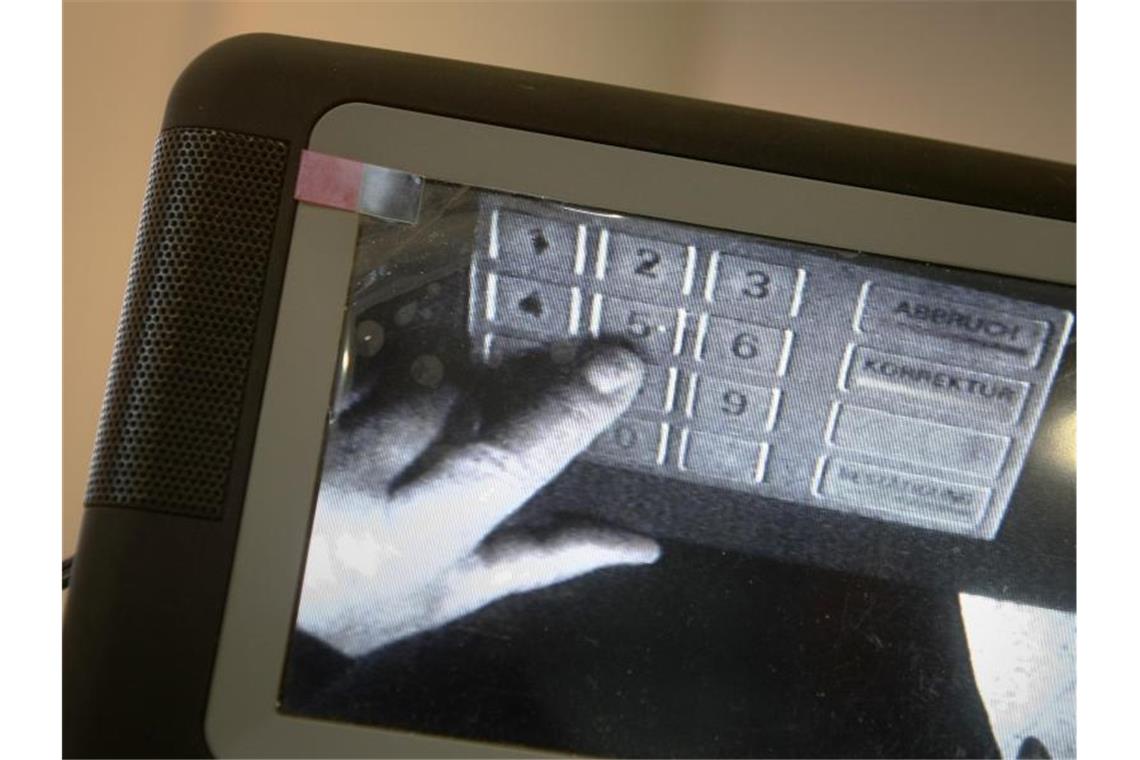 Schaden durch Datenklau an Geldautomaten auf Rekordtief 245 Mal manipulierten Datendiebe im Gesamtjahr 2019 bundesweit Geldautomaten für „Skimming“-Versuche. Ein Jahr zuvor hatte es 449 Fälle gegeben. Foto: Fredrik von Erichsen/dpa