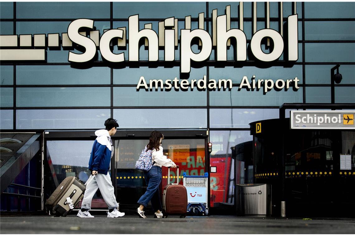 Die Gentleman bitten zur Kasse - die spektakulärsten Diebstähle 25. Februar 2005 – Diamantenraub von Schiphol, Amsterdam/Niederlande: Die Täter erbeuten m Amsterdamer Flughafen Schiphol Diamanten und Schmuck im Wert von geschätzten 66 Millionen Euro. Sie bringen einen Transporter der Fluglinie KLM in ihre Gewalt, der die Ware transportiert. Bis heute ist der Verbleib von Schmuck im Wert von 40 Millionen Euro unklar. 2017 kommt es zu mehreren Verhaftungen.