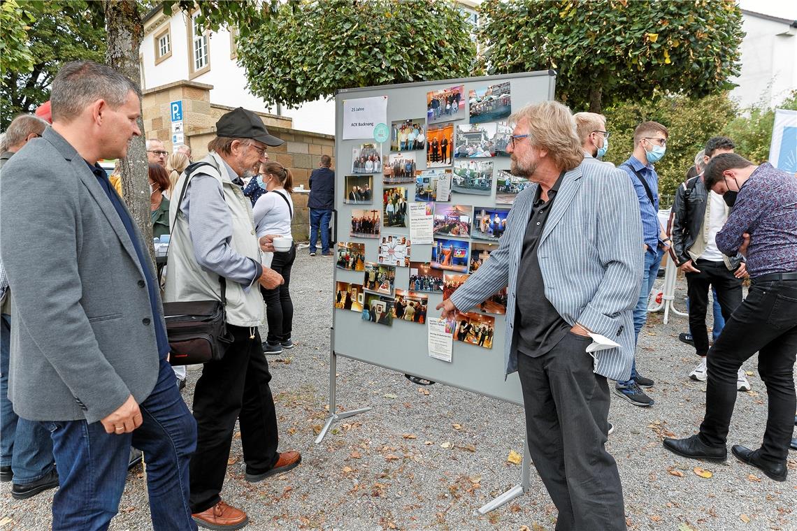 Sieben Konfessionen feiern 25 Jahre Verbundenheit 25 Jahre Arbeitsgemeinschaft christlicher Kirchen in Bildern dargestellt. Foto: J. Fiedler