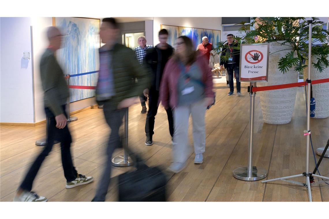 2,5 Millionen Beschäftigte bei Bund und Kommunen warten auf Ergebnisse bei den Tarifverhandlungen für den öffentlichen Dienst. Die Gespräche wurden am Samstagabend vertagt. Sonntag um 10 Uhr soll es weitergehen.