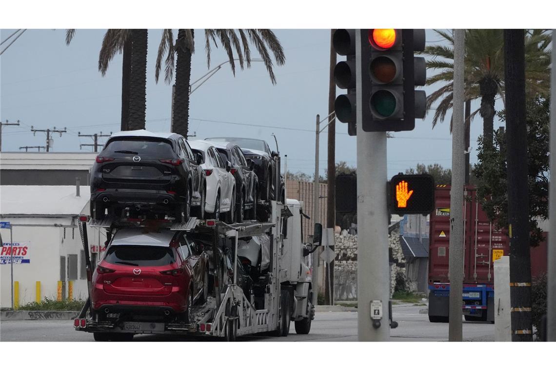 Bilder des Tages 25% Zölle auf importierte Autos in den USA. Diese Mazdas werden wie viele andere importierte Autos mit extra Kosten belegt.