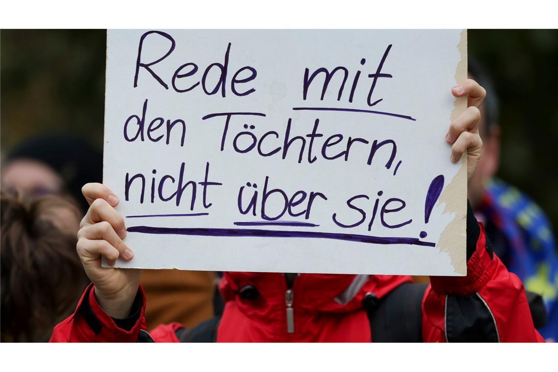 250 Demonstranten versammelten sich vor der Dresdner Staatskanzlei während des Besuchs des Kanzlers in der sächsischen Hauptstadt.