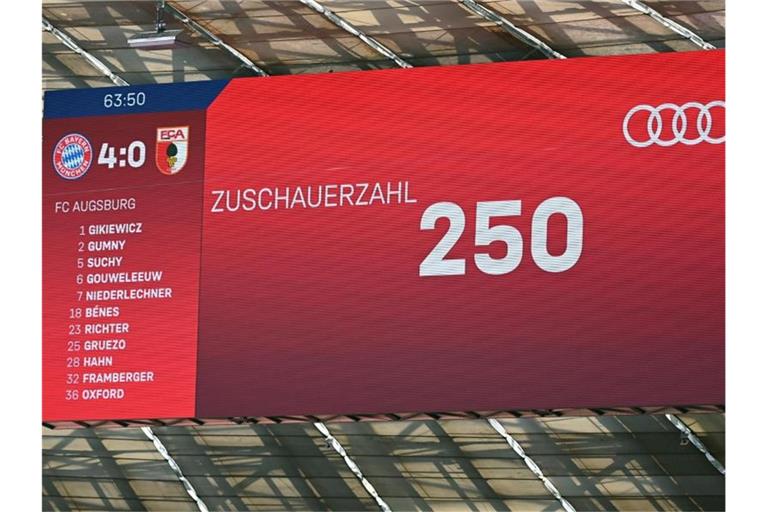 250 Zuschauer durften die Partie zwischen dem FC Bayern München und dem FC Augsburg live in der Münchner Allianz-Arena verfolgen. Foto: Sven Hoppe/dpa-Pool/dpa