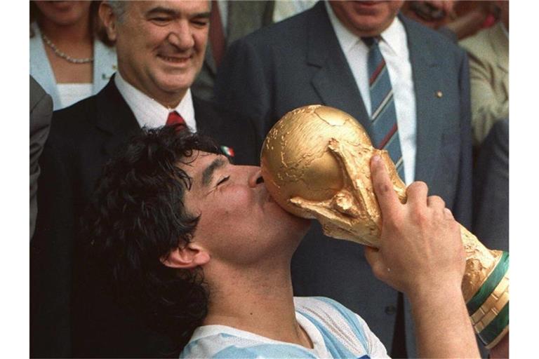 25.11. Fußball-Legende Diego Maradona ist tot. Im Alter von 60 Jahren stirbt die argentinische Ikone nach einem Herzstillstand. Foto: -/dpa