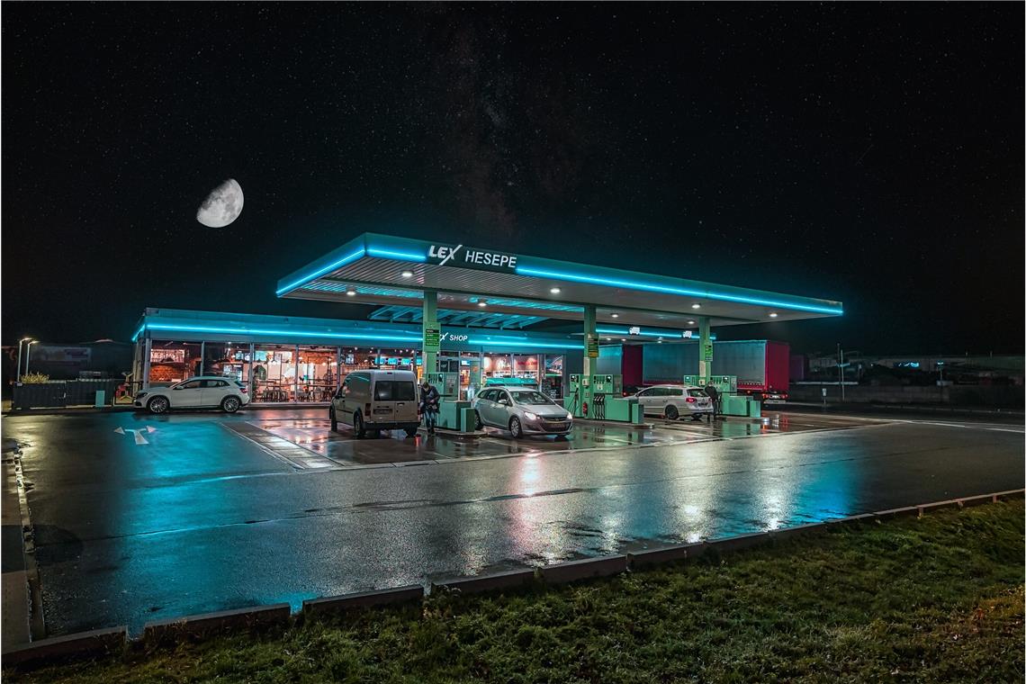 2,6 Millionen Euro hat Thomas Lex in die Tankstelle bei Hesepe investiert. Der Betrieb wurde schon zweimal als Tankstelle des Jahres ausgezeichnet. Fotos: Terramagika Media Services