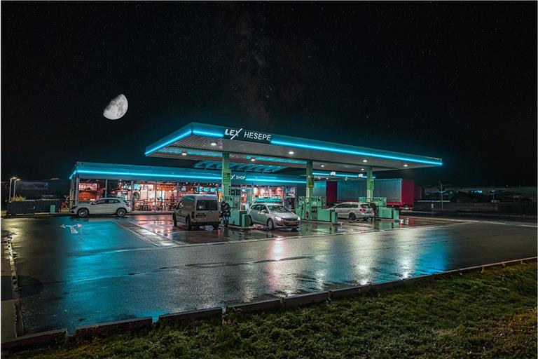 2,6 Millionen Euro hat Thomas Lex in die Tankstelle bei Hesepe investiert. Der Betrieb wurde schon zweimal als Tankstelle des Jahres ausgezeichnet. Fotos: Terramagika Media Services