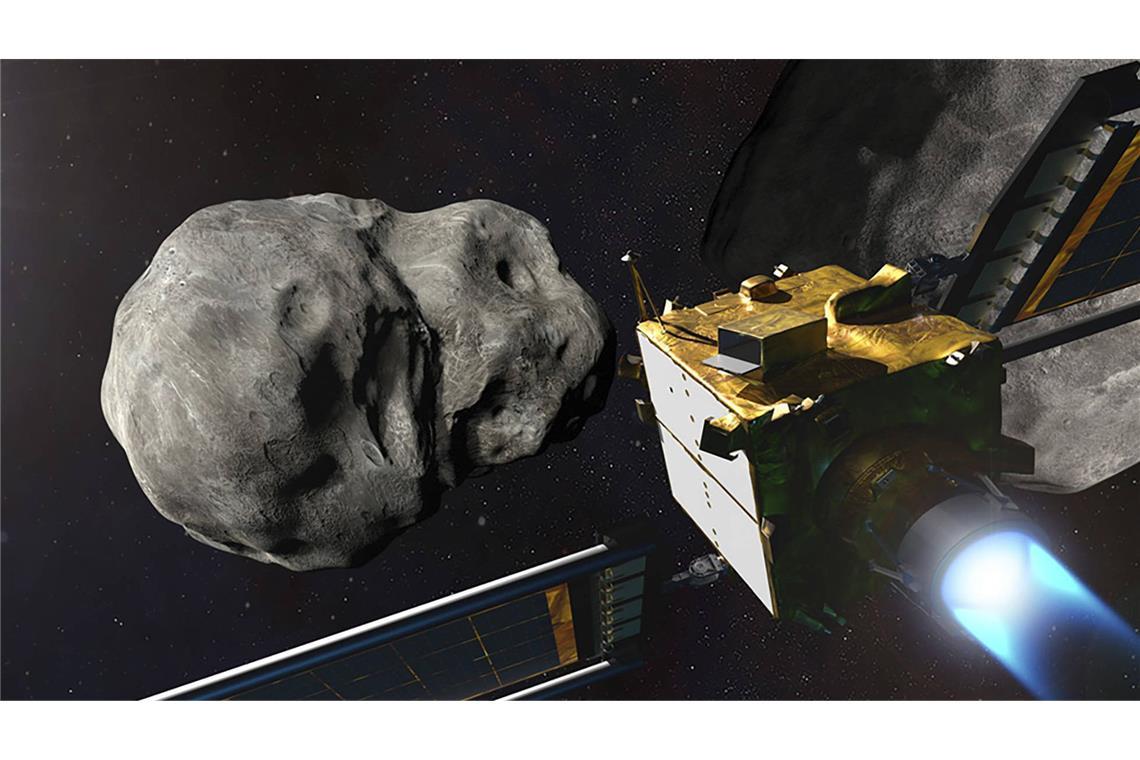 26. September 2022: Die 570 Kilogramm schwere Nasa-Raumsonde DART schlägt mit einem Tempo von über 23.000 Kilometern pro Stunde auf dem kleinen Mond Dimorphos (li.) ein und ändert wie erhofft dessen Umlaufbahn um den Asteroiden Didymos (re.).