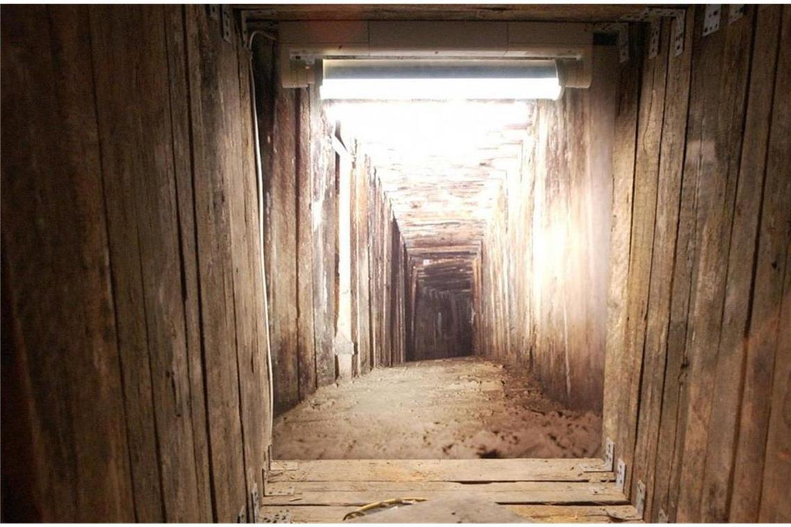Die Gentleman bitten zur Kasse - die spektakulärsten Diebstähle 27. Juni 1995 – Banküberfall in Zehlendorf, Berlin/Deutschland: In der „Polizeihistorischen Sammlung“ in Tempelhof ist ein Teil des Tunnels, den die Bankräuber für ihre Flucht genutzt haben, nachgebaut. Die Vorgehensweise der Täter war spektakulär: Sie graben einen unterirdischen Tunnel zur Commerzbank in der Breisgauer Straße 8. Zwei der Täter kommen durch das Kellergeschoss in die Bank, vier weitere durch die Fronttür.