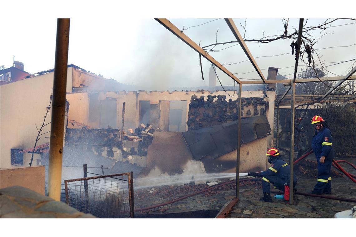 Feuer nahe Athen - Häuser in Flammen 27 Menschen mussten aus ihren Häusern gerettet werden - etliche Häuser verbrannten