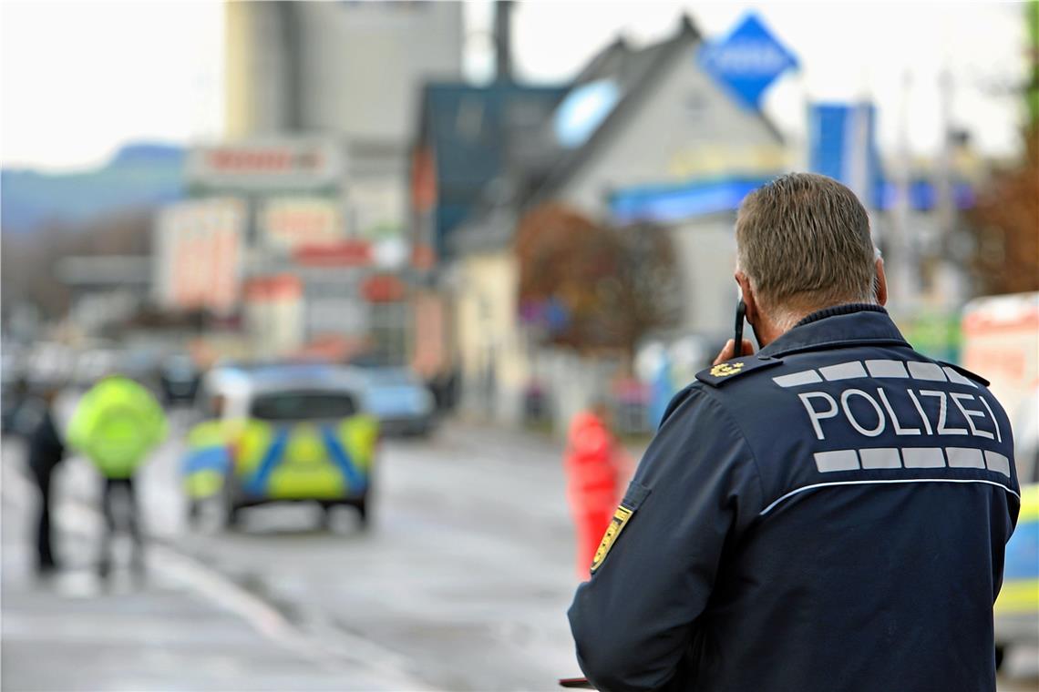 Bluttat in Schorndorf und Fellbach: Opfer erliegt seinen schweren Verletzungen 28 Einsatzfahrzeuge des Polizeipräsidiums Aalen sowie zwei Notarztbesatzungen und drei Rettungswagenbesatzungen waren nach dem Vorfall im Einsatz. Foto: Alexandra Palmizi