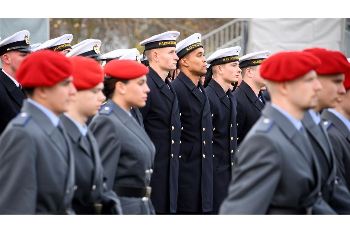 280 Rekrutinnen und Rekruten gelobten, "der Bundesrepublik Deutschland treu zu dienen und das Recht und die Freiheit des deutschen Volkes tapfer zu verteidigen".
