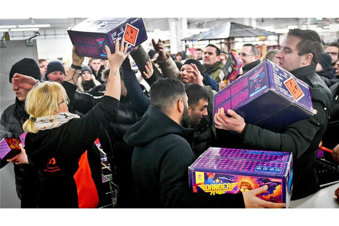 29. Dezember: Es geht wieder los. Wer denkt im Kaufrausch schon an die Verletzungsgefahr durch Böller und Feuerwerk.