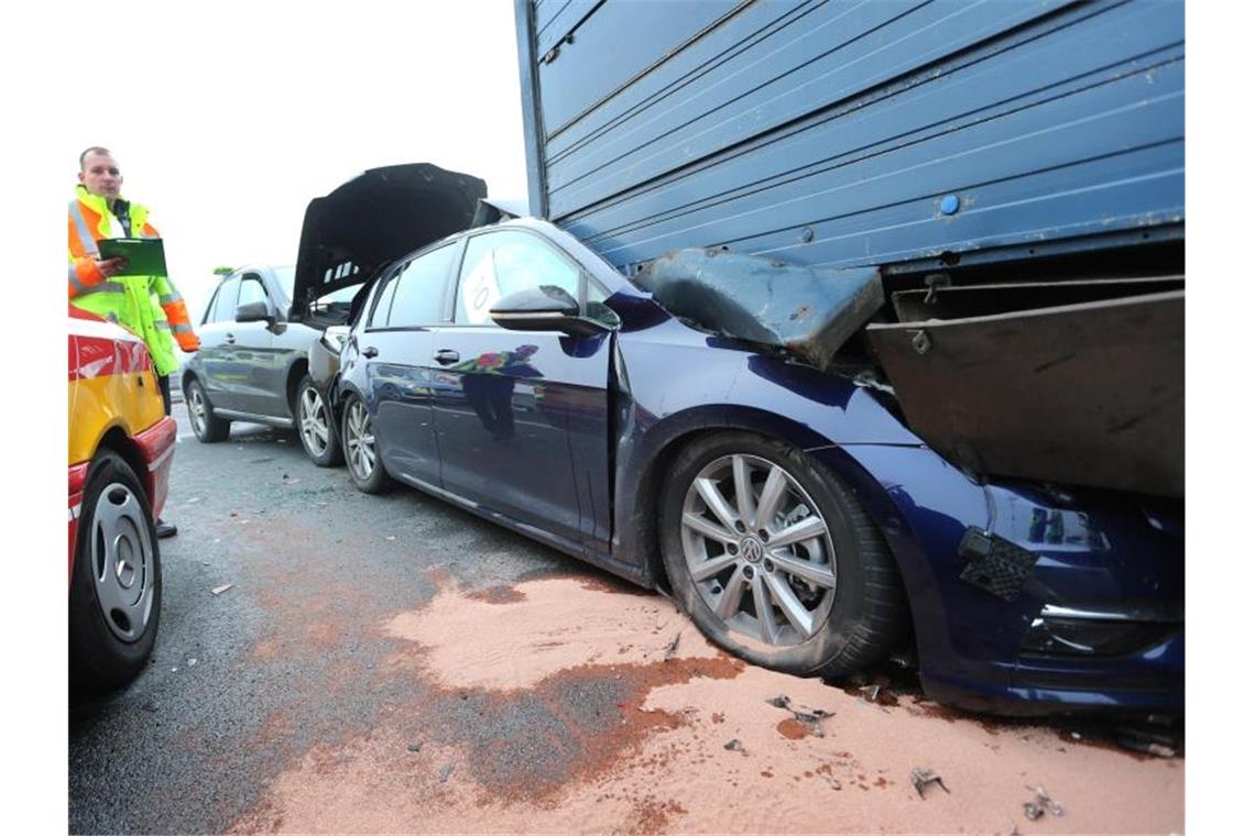 29 Verletzte bei Massencrash auf A7 29 Menschen wurden bei der Massenkarambolage teils schwer verletzt. Foto: Karl-Josef Hildenbrand/dpa