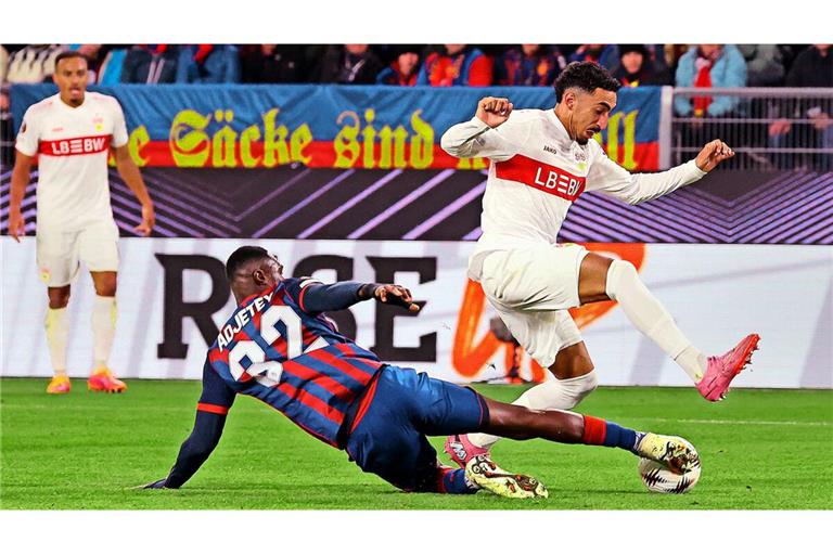 29 Torschüsse, aber kein Treffer: Der VfB um Tiago Tomas (re.) kann die Hürde in der Europa League beim FC Basel nicht nehmen.