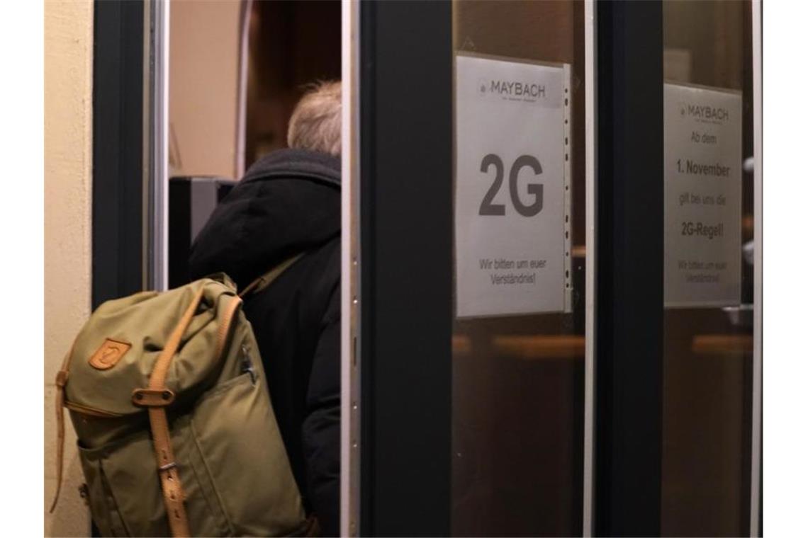 „2G“ steht auf einem Schild vor einem Restaurant in Hamburg. Die Zahl der bundesweiten Corona-Neuinfektionen hat einen neuen Höchststand erreicht. Foto: Marcus Brandt/dpa