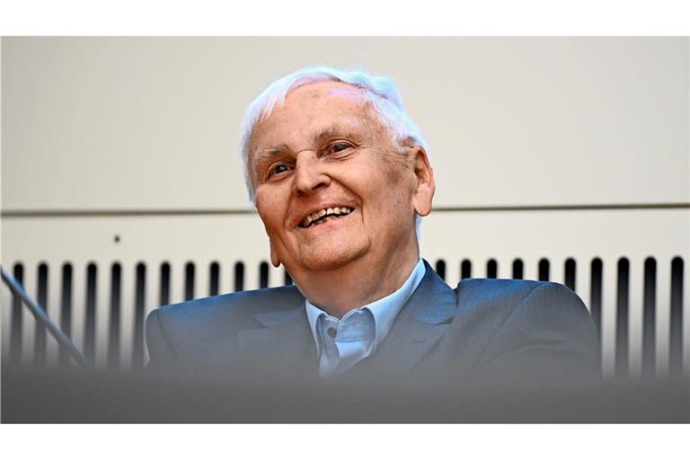 3. April 2025: Der frühere DFB-Präsident Theo Zwanziger hat im Gerichtssaal des Landgerichts zur Verhandlung im Verfahren um die Sommermärchen-Affäre Platz genommen.
