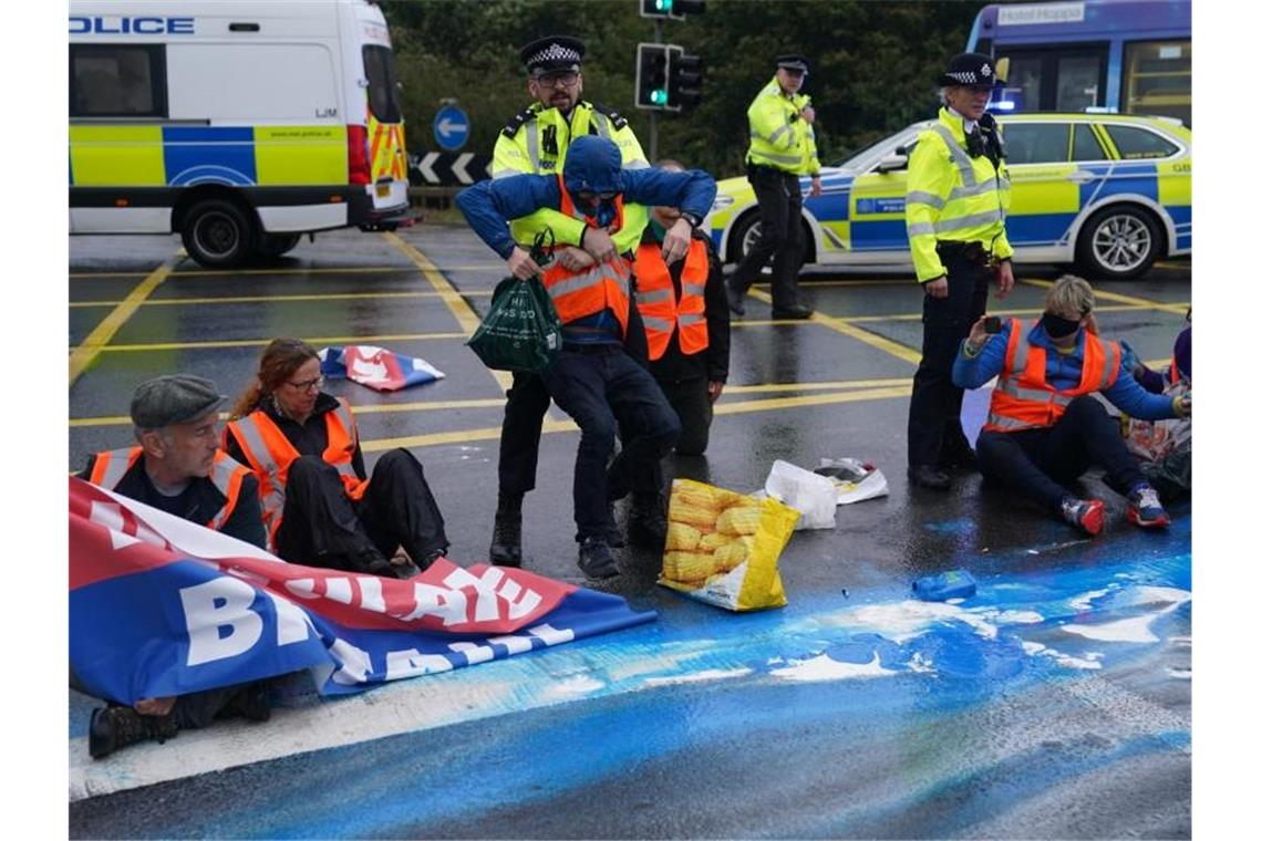 30 bis 40 Klimaaktivisten blockierten zum sechsten Mal innerhalb weniger Wochen einen Teil der Londoner Ringautobahn M25. Foto: Steve Parsons/PA Wire/dpa