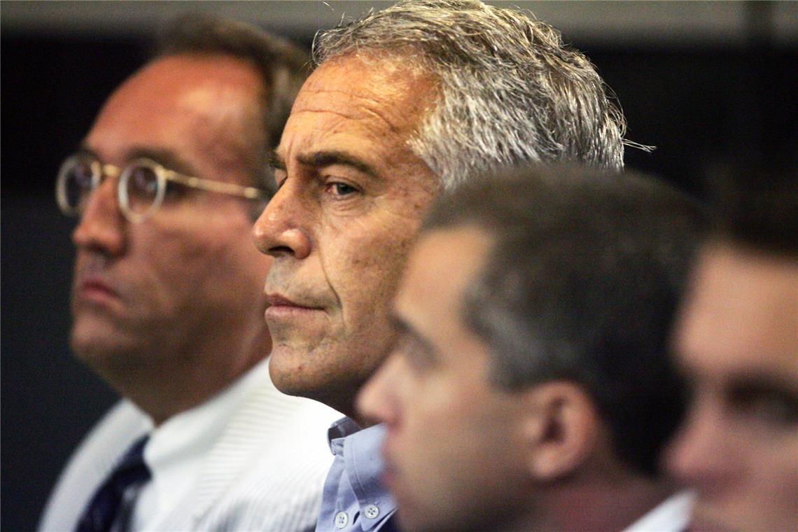 30. Juli 2008: Jeffrey Epstein (Mi.) erscheint vor Gericht in West Palm Beach.