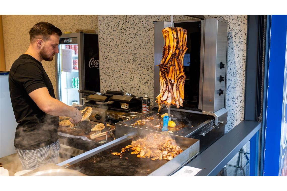 300 bis 400 Döner gehen pro Tag über den Tresen.