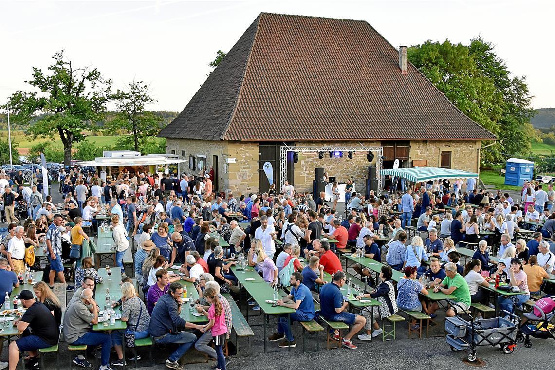 Party und Wandertag im Weinberg von Kleinaspach 3000 Gäste besuchen die Party an der historischen Kelter in Kleinaspach und im Weinberg.