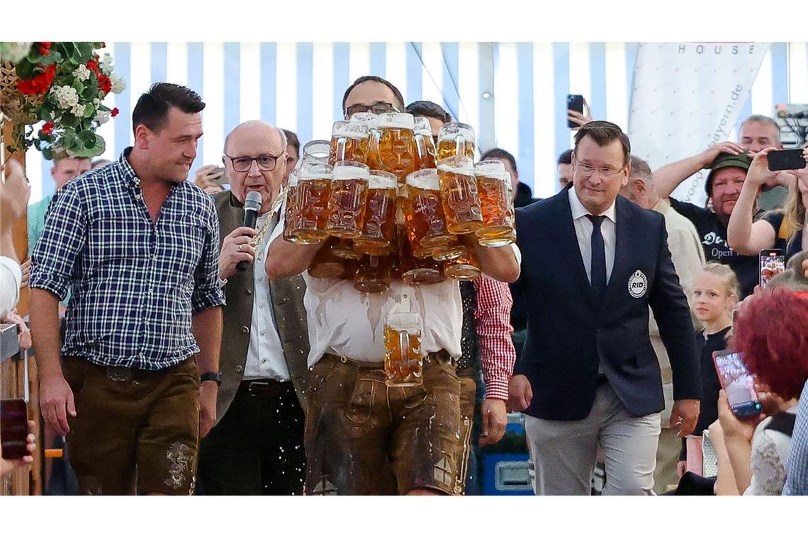 31 Krüge gestemmt – doch am Ende ging der Weltrekordversuch zu Bruch.