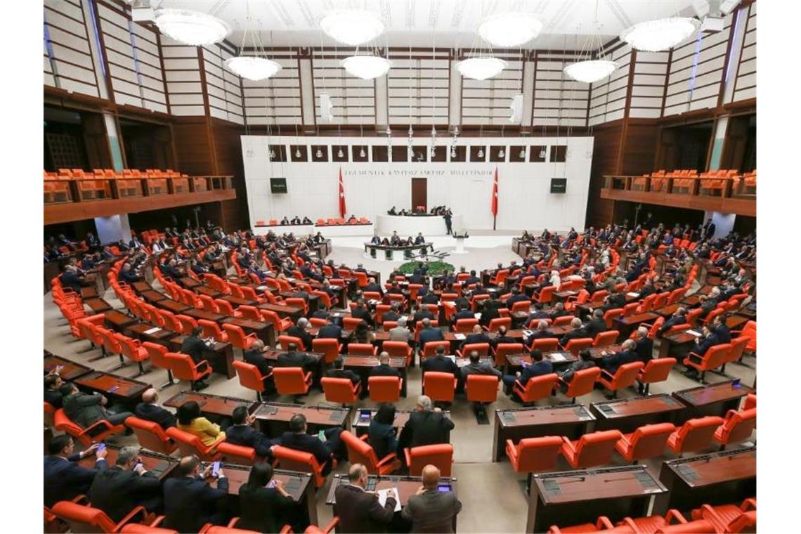 325 Abgeordnete stimmten im türkischen Parlament für eine Entsendung von Truppen, 184 dagegen. Foto: -/Grand National Assembly of Turkey Twitter/dpa