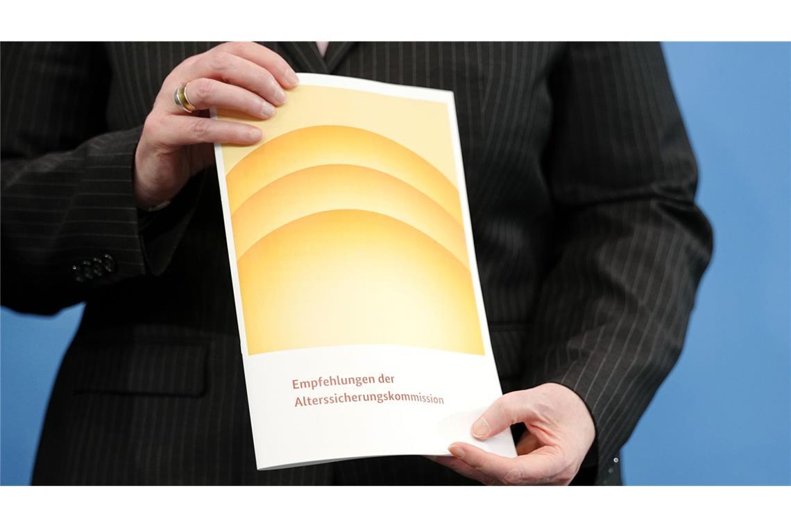 33 Empfehlungen enthält der Bericht der Alterssicherungskommission auf knapp 80 Seiten, der hier von Bundesarbeitsministerin Bärbel Bas in die Kameras gehalten wird.