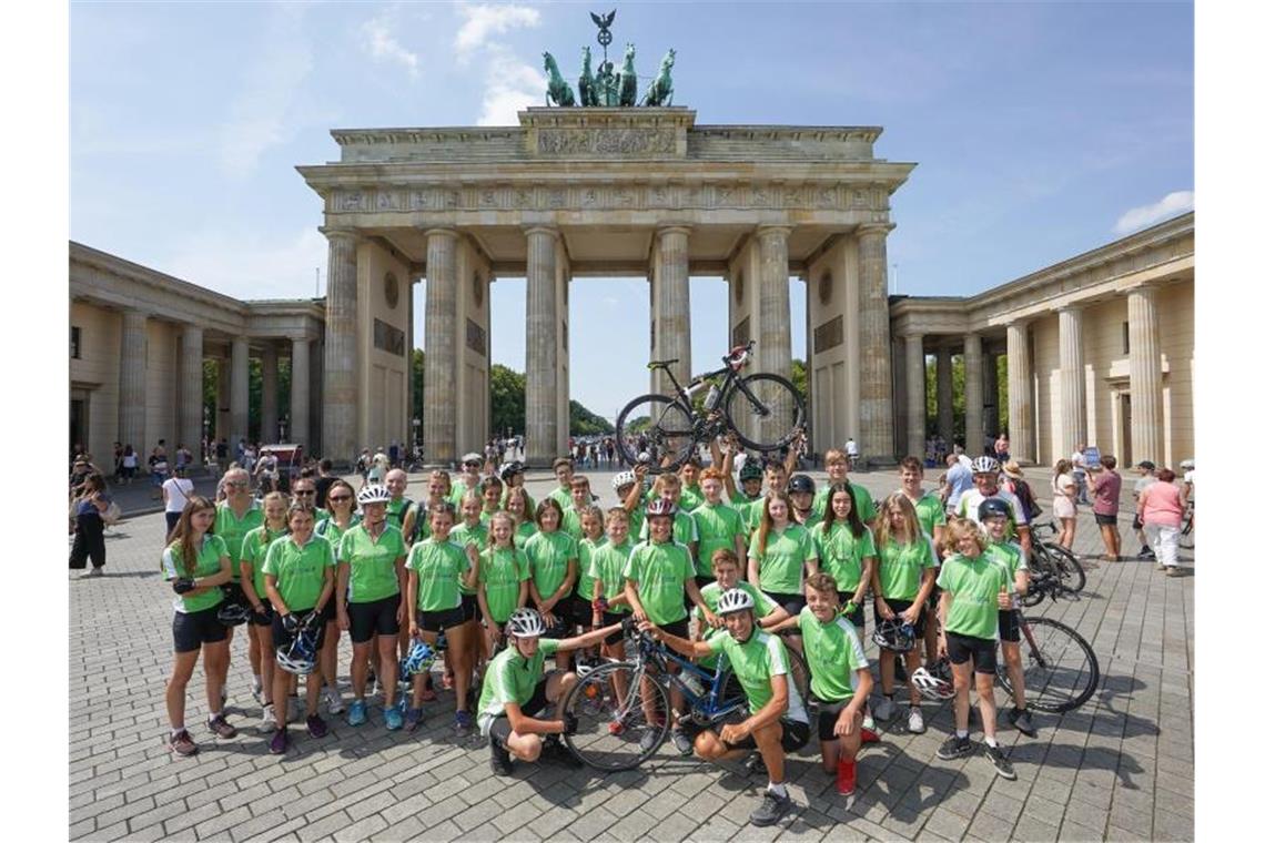 Das „Rollende Klassenzimmer“: Schüler erleben Geschichte 37 Kinder und Jugendliche aus Leingarten bei Heilbronn und ihre Betreuer vor dem Brandenburger Tor. Foto: Jörg Carstensen/dpa/Archivbild
